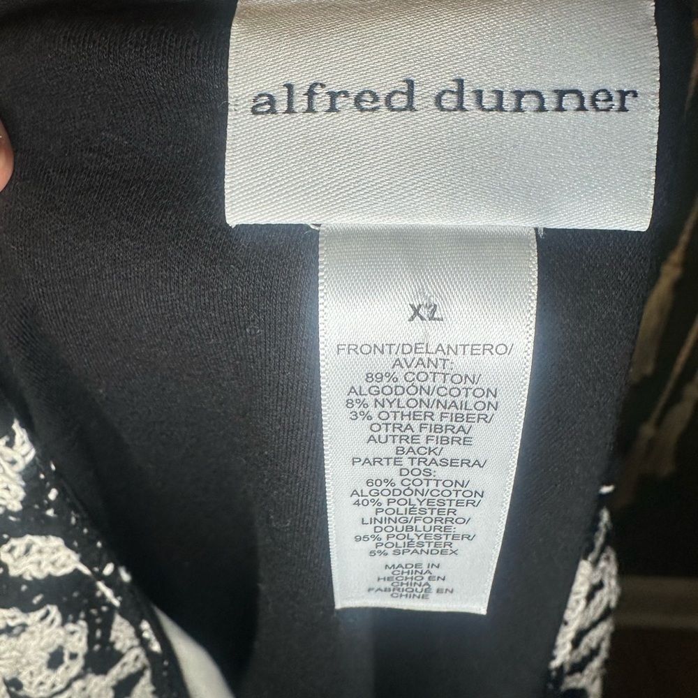 Alfred Dunner Crochet Floral Top Black & White Scalloped Hem XL - Picture 2 of 5